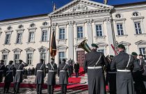  Η Πρόεδρος της Δημοκρατίας Κατερίνα Σακελλαροπούλου και ο Γερμανός ομόλογός της Φρανκ Βάλτερ Σταϊνμάιερ επιθεωρούν άγημα κατά τη διάρκεια της υποδοχής στο Βερολίνο