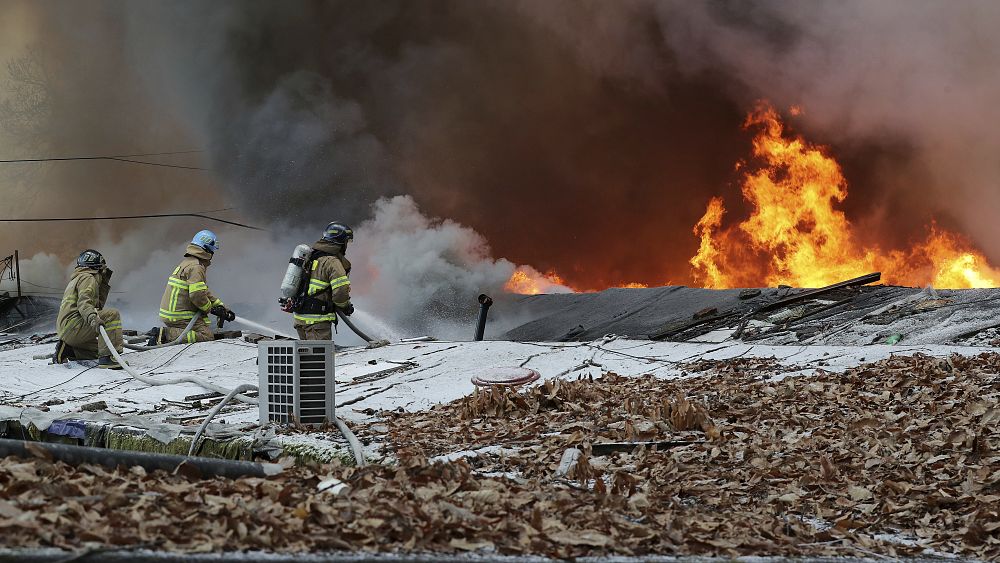 Brasier de flammes dans le dernier bidonville de Séoul – de nombreuses personnes ont dû être mises en sécurité