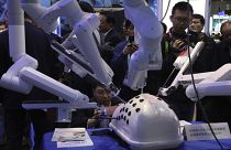 روبوت في معرض الصين الدولي للاستيراد في شنغهاي - أرشيف