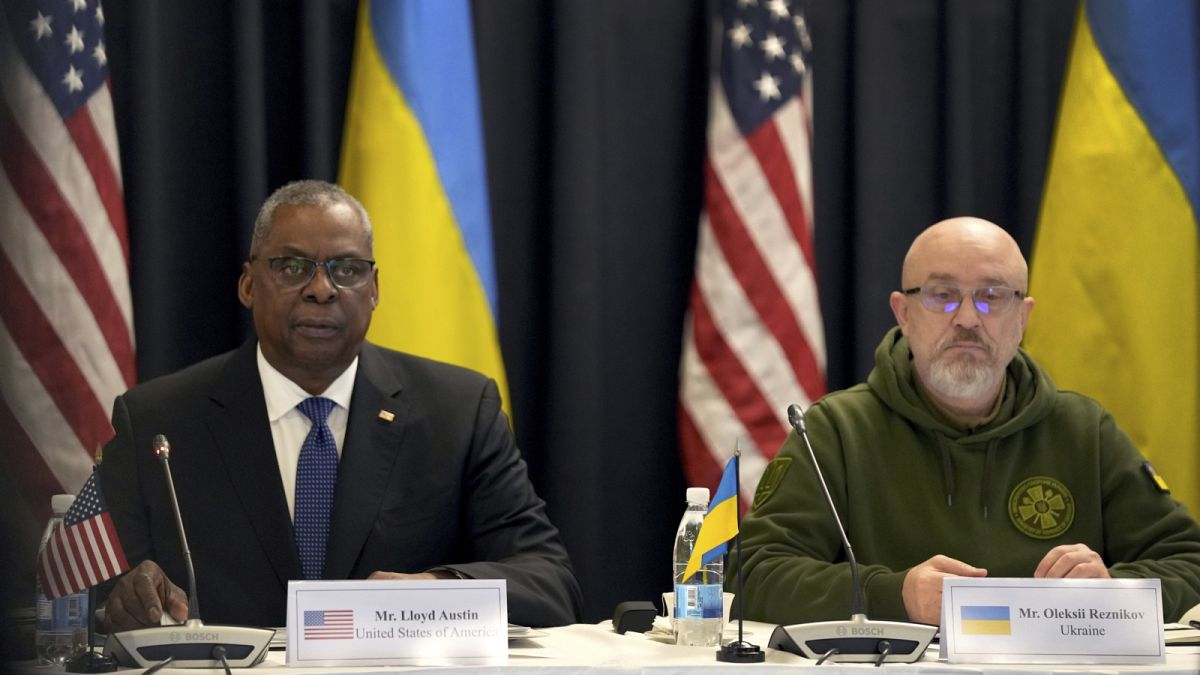 Lloyd Austin amerikai és Olekszi Reznikov ukrán védelmi miniszter a ramsteini tanácskozáson