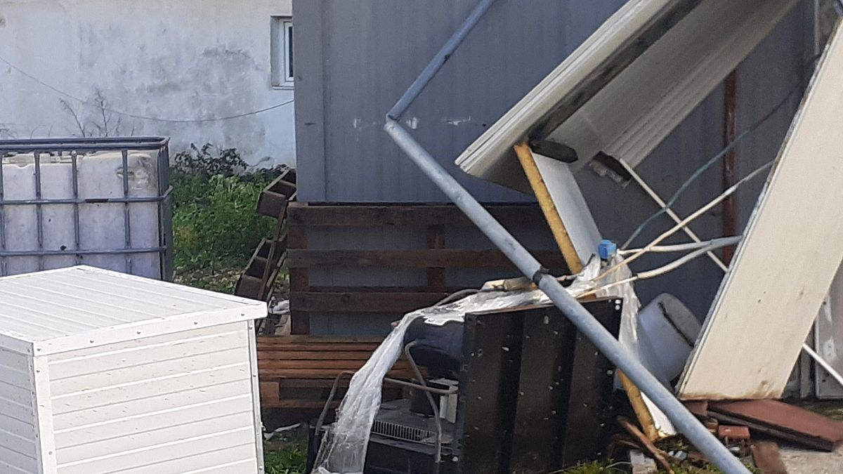 Σπίτια έχουν υποστεί ζημιές από τον ανεμοστρόβιλο που έπληξε το βράδυ της Πέμπτης την περιοχή της Παραμυθιάς στα Ιωάννινα
