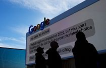 У стенда Google перед началом ежегодного хайтек-шоу CES в конференц-центре Лас-Вегаса (2 января 2023 г.)