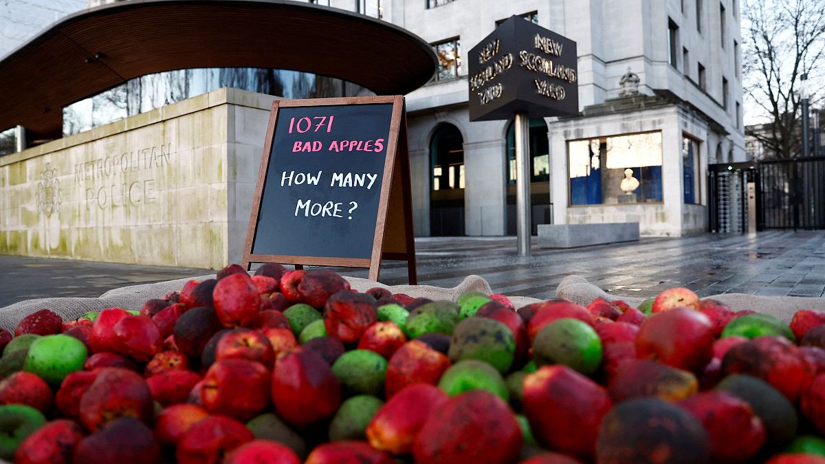 ألف "تفاحة فاسدة" من البلاستيك تركها أعضاء من جمعية رفيوجي الخيرية خارج مقر لندن، بريطانيا، الجمعة 20 يناير 2023
