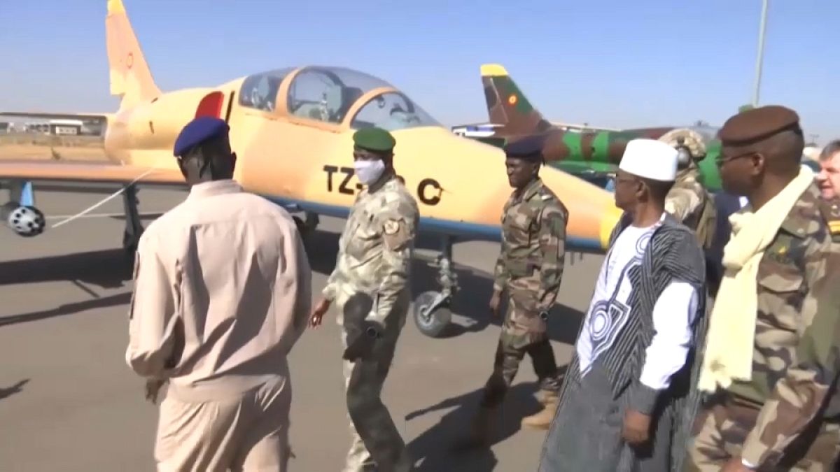 Церемония передачи авиатехники командованию ВВС Мали