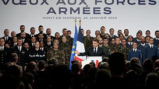 الرئيس الفرنسي إيمانويل ماكرون يلقي كلمة أمام قوات بلاده في قاعدة مون دو مارسان الجوية بجنوب غرب فرنسا، 20 يناير 2023.