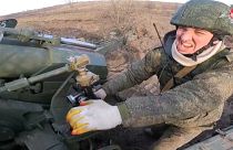 Un soldado acciona armamento pesado en Ucrania