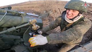 Un soldado acciona armamento pesado en Ucrania