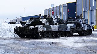 Os tanques Leopard 2A7 da Dinamarca, estacionados no Campo Militar de Tapa, na Estónia, quinta-feira, 19 de Janeiro de 2023