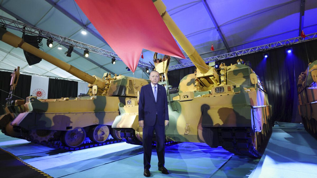Der türkische Staatspräsident Recep Tayyip Erdogan posiert neben Haubitzen, die an die türkischen Streitkräfte geliefert werden