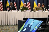 Grupo de Contacto de Defesa da Ucrânia assiste ao discurso do Presidente da Ucrânia (em videoconferência) na Base Aérea de Ramstein, na Alemanha