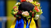 Geleneksel saç süçlemesi takan Ukraynalı bir kadın İngiltere'de yapılan Ukrayna Bağımsızlık Günü kutlamalarında yer alıyor