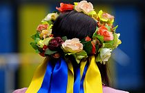Geleneksel saç süçlemesi takan Ukraynalı bir kadın İngiltere'de yapılan Ukrayna Bağımsızlık Günü kutlamalarında yer alıyor