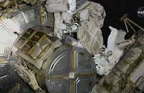 رائدا الفضاء يسبحان في الفضاء الخارجي بالقرب من محطة الفضاء الدولية