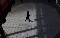Ein Mann läuft durch das Finanzviertel von Madrid, das im Jahr 2020 Covid-bedingt abgesperrt war.
