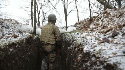 Ukrán katona a labirintusszerű lövészárokban
