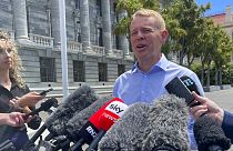 Chris Hipkins, s'adresse aux journalistes devant le parlement à Wellington, Nouvelle-Zélande, samedi 21 janvier 2022. 