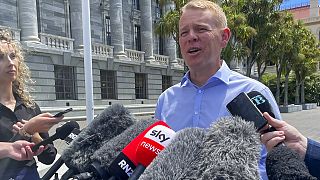 Chris Hipkins, s'adresse aux journalistes devant le parlement à Wellington, Nouvelle-Zélande, samedi 21 janvier 2022.