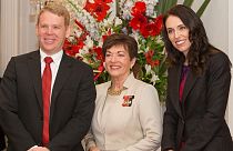Yeni Zelanda'da başbakanlık koltuğunu devralacak Chris Hipkins (sağda) istifa açıklayan Ardern (solda) 