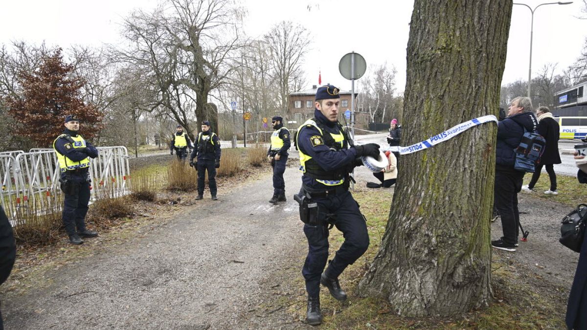 Die schwedische Polizei sperrt das Gelände vor der türkischen Botschaft in Stockholm ab