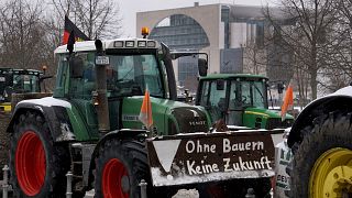 Traktor im Schnee vorm Kanzleramt