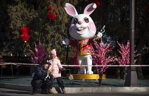 بعد ثلاث سنوات من الإغلاق والقيود الصارمة بسبب كورونا، يحتفل الصينيون بالسنة القمرية الجديدة، سنة الأرنب، والتي تبدأ في 22 من يناير كانون الأول.