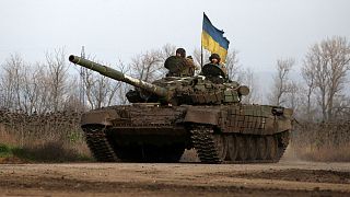 نظامیان اوکراینی سوار بر تانک