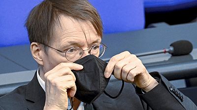 Der deutsche Gesundheitsminister Karl Lauterbach warnt vor den Folgen von Covid-19
