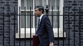 El primer ministro británico Rishi Sunak delante del 10 de Downing Street.