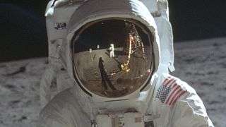 NASA-Foto vom 20. Juli 1969 zeigt Neil Armstrong, der sich im Helmvisier von Buzz Aldrin spiegelt.