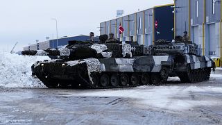 Os tanques Leopard 2A7 da Dinamarca deslocam-se no Campo Militar de Tapa, na Estónia