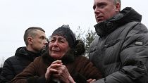 بكاء سيدة على ضحايا مبنى سكني قصفته روسيا في مدينة دنيبرو