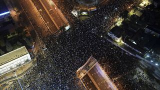 مظاهرات حاشدة في تل أبيب ومدن إسرائيلية أخرى ضد التغييرات في النظام القضائي التي تريد حكومة رئيس الوزراء الإسرائيلي نتنياهو تطبيقها