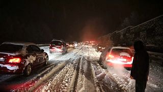 Trafic routier perturbé par la neige à Saarbrücken, en Allemagne.