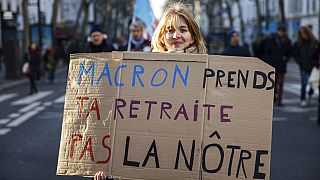 "Macron, a saját nyugdíjaddal törődj, ne a miénkkel!" - olvasható egy fiatal nő tábláján a január 21-én tartott párizsi tüntetésen