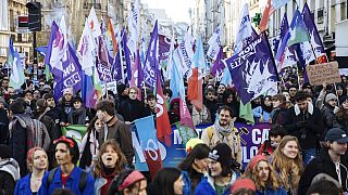 Διαδηλωτές κατά της συνταξιοδοτικής μεταρρύθμισης στο Παρίσι