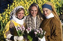 Девушки с цветами в Амстердаме в национальный День тюльпанов