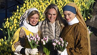 Девушки с цветами в Амстердаме в национальный День тюльпанов