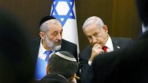 رئيس الوزراء الإسرائيلي بنيامين نتنياهو (يمين) مع وزير الداخلية الإسرائيلي أرييه درعي