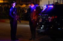 Deux officiers de police après la fusillade de Monterey Park qui a fait au moins dix morts, Californie, le 21.01.2023 