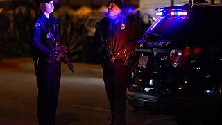 Deux officiers de police après la fusillade de Monterey Park qui a fait au moins dix morts, Californie, le 21.01.2023 