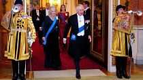 پادشاه بریتانیا چارلز سوم و همسرش کامیلا در طی پذیرایی از هیئت دیپلماتیک در کاخ باکینگهام لندن، سه‌شنبه، ششم دسامبر ۲۰۲۲.