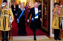 پادشاه بریتانیا چارلز سوم و همسرش کامیلا در طی پذیرایی از هیئت دیپلماتیک در کاخ باکینگهام لندن، سه‌شنبه، ششم دسامبر ۲۰۲۲.