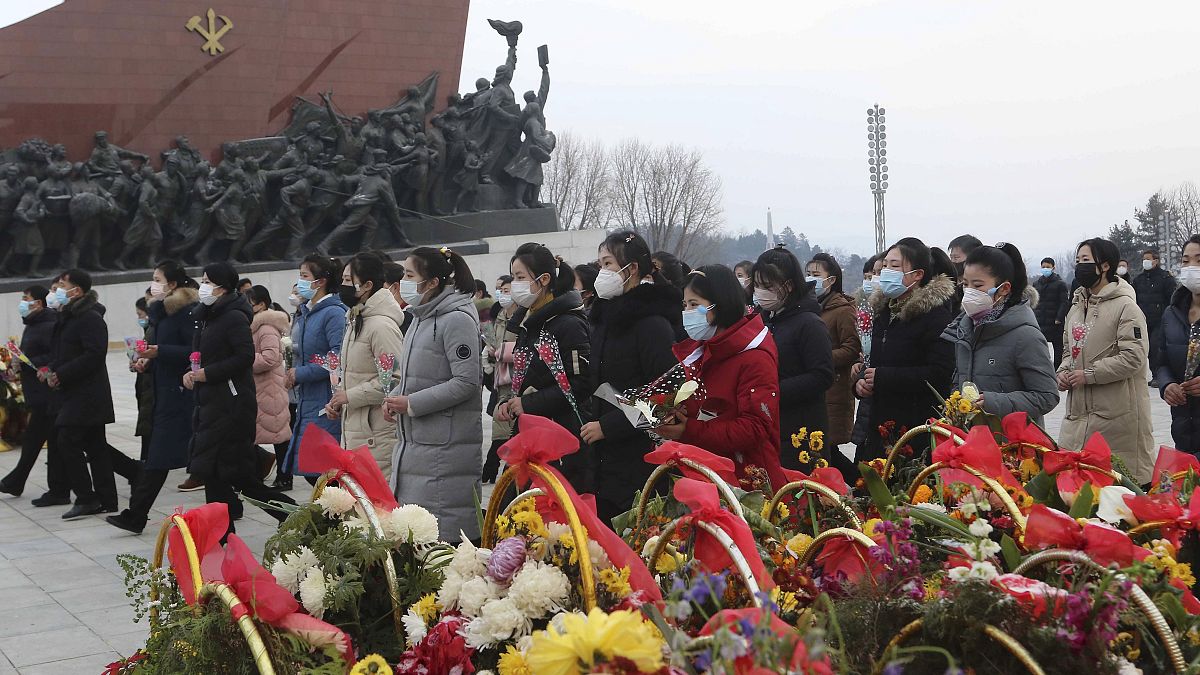 Цветы к памятникам Великим Вождям в КНДР возлагают в любой праздник