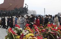Цветы к памятникам Великим Вождям в КНДР возлагают в любой праздник