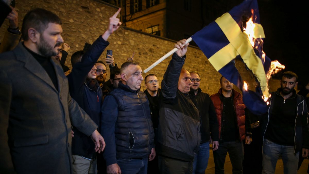 متظاهرون أتراك يحرقون العلم السويدي أمام قنصلية السويد في إسطنبول