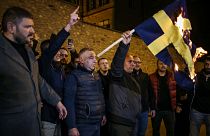 متظاهرون أتراك يحرقون العلم السويدي أمام قنصلية السويد في إسطنبول