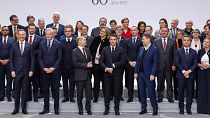 صورة جماعية لماكرون وشولتس وأعضاء الحكومتين الفرنسية والألمانية
