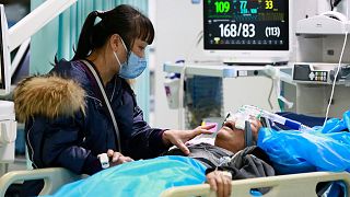 بیمار مسن مبتلا به کووید در یکی از بیمارستان‌های چین