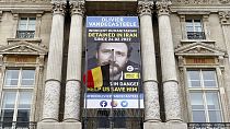 Плакат на фасаде здания в Брюсселе с призывом освободить бельгийца Оливье Вандекастила
