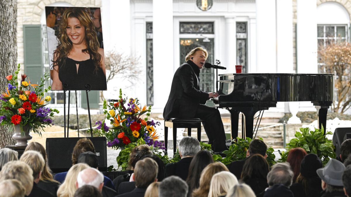 Ο Άξελ Ρόουζ τραγουδάει στην κηδεία της Λίσα Μαρί Πρέσλεϊ